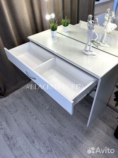 Макияжный столик с зеркалом и подсветкой