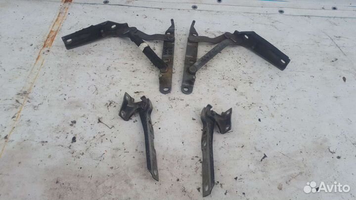 Петля капота багажника Audi 80