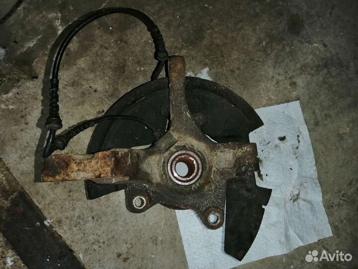 Поворотный кулак правый рено логан, лада ларгус