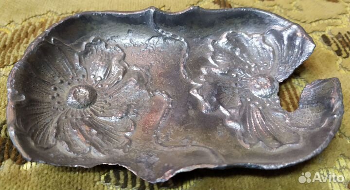 Мыльница оловянная с маками. Старинная