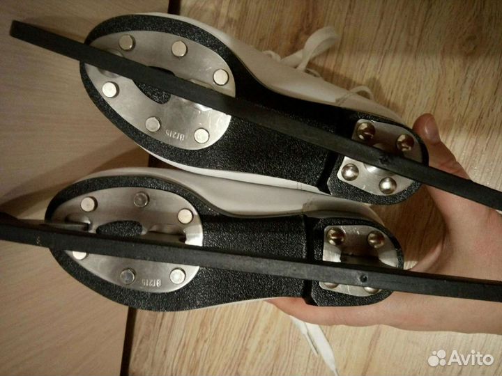Продам новые коньки фигурные детские (обе правые)