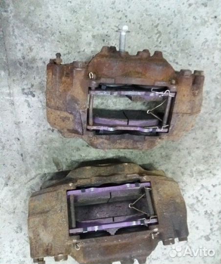 Супорт передний Mitsubishi Pajero 4