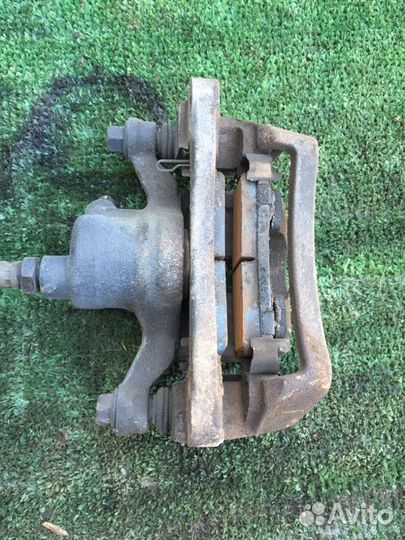 Тормозной суппорт задний правый Mitsubishi Legnum