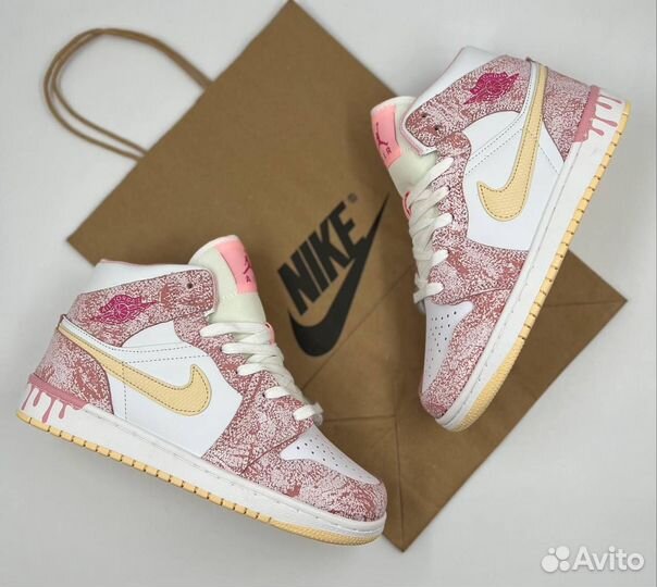 Кроссовки женские Nike Air Jordan 1