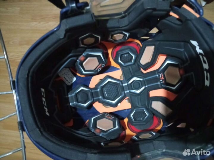 Шлем хоккейный ccm 710.Коньки Bauer vapor 3.7