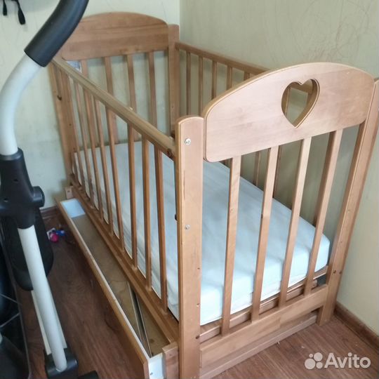 Детскую кроатку с матрасом и ящиком для игрушек