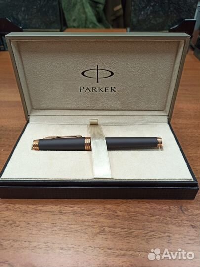 Ручка-роллер Parker Premier T560, Lacquer Black GT