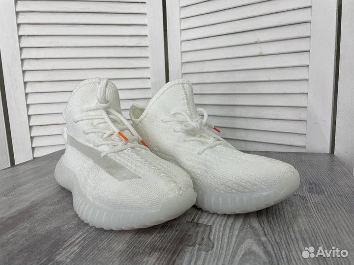 Кроссовки женские