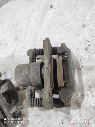 Суппорт В сборе toyota avensis corolla verso ADT25