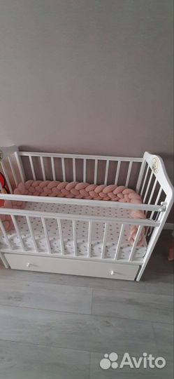 Детская кроватка с маятником и ящиком