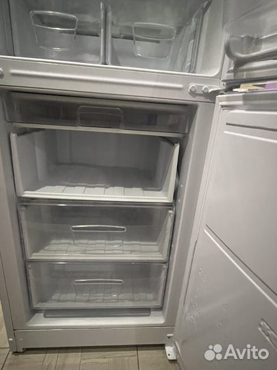 Холодильник indesit б/у работает