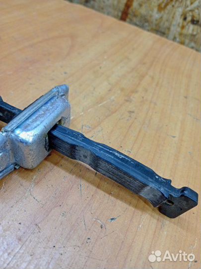 Ограничитель двери задний левый Kia Sorento XM 2