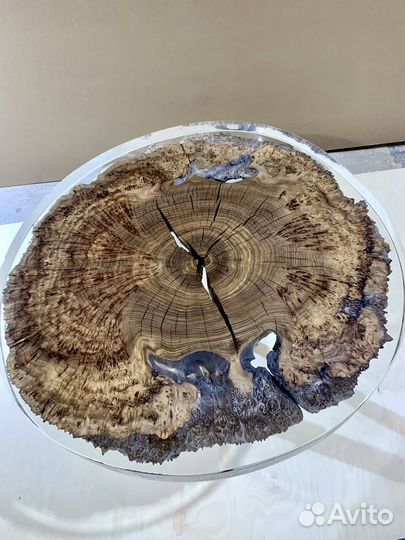 Стол из эпоксидной смолы и дерева