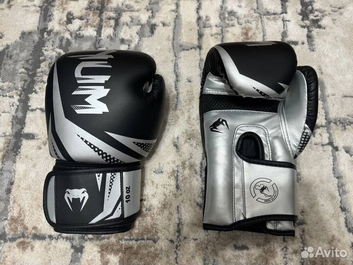 Боксерские перчатки 10 oz venum