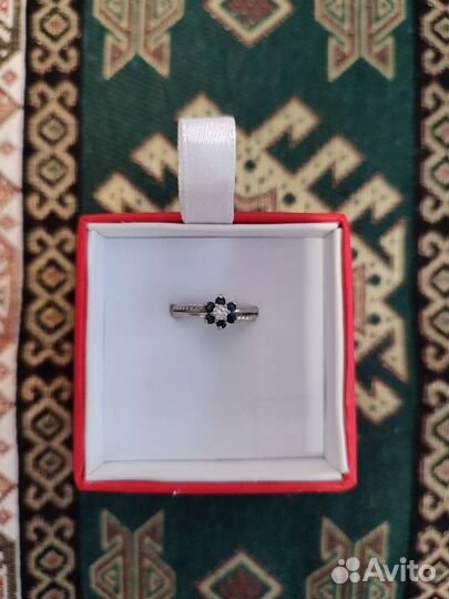 Серебряное кольцо с сапфирами