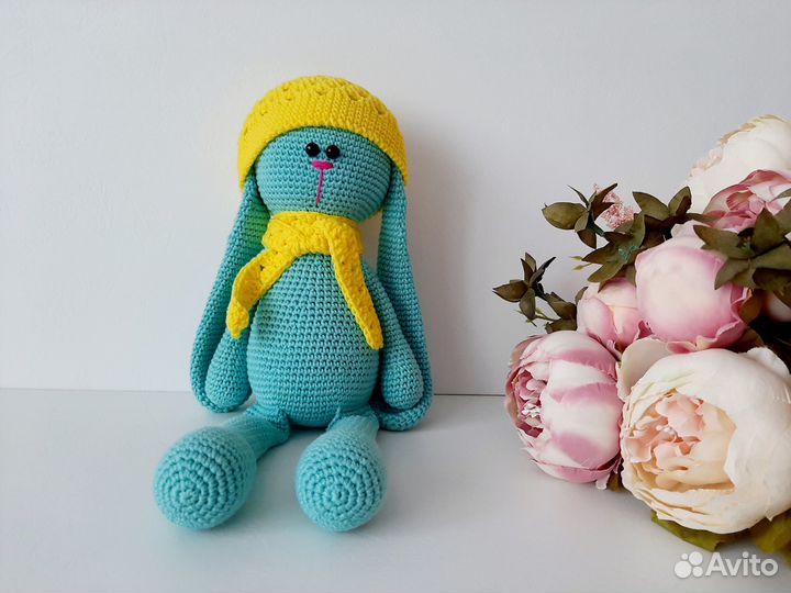 Вязаная игрушка ручной работы Заяц