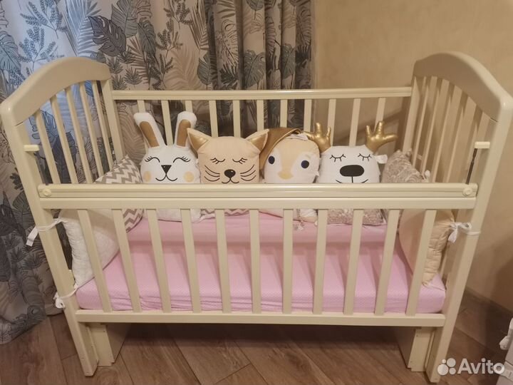 Детская кроватка с маятником