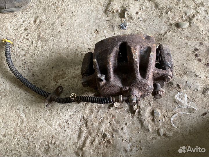 Суппорт передний правый Land Rover Discovery 3