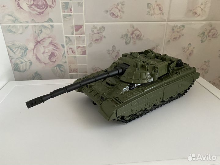 Танк игрушка