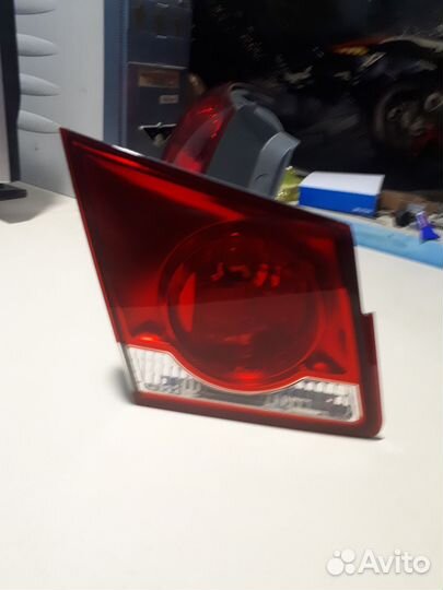 Задний внутренний фонарь на chevrolet cruze левый