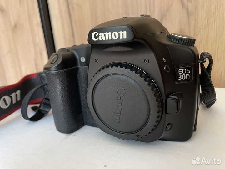 Canon EOS 30D с объективом EF-S 17-85mm