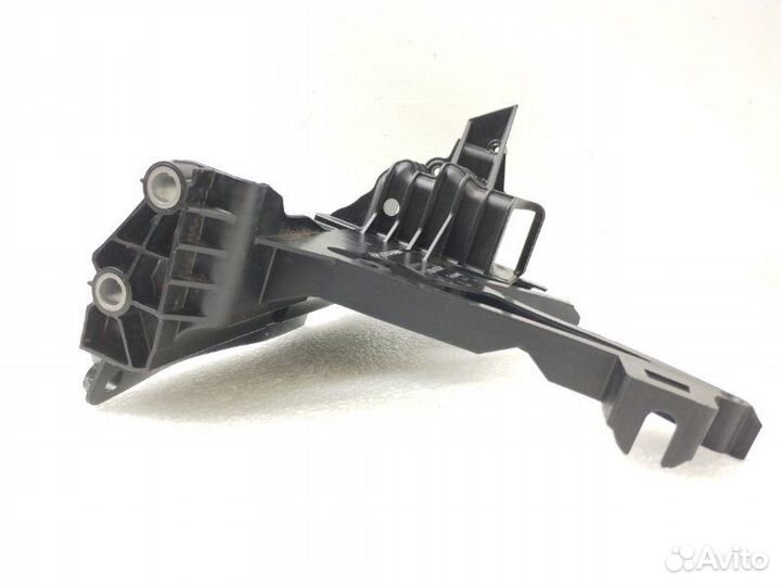 Кронштейн передней панели передний левый