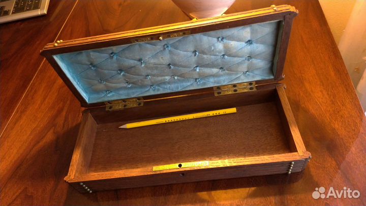 Старинная деревянная шкатулка из ценных пород дере