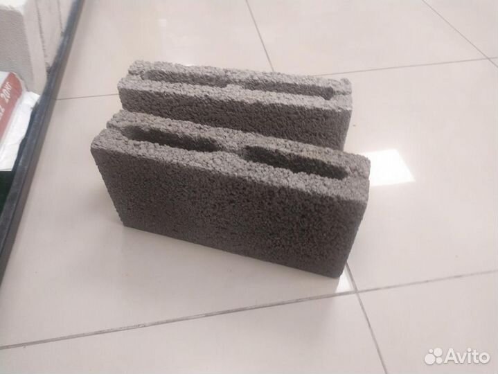 Керамзитобетонный блок с одной из баз