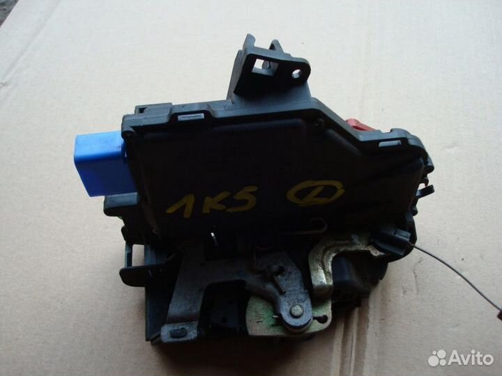 Замок двери Фольксваген Джетта 5