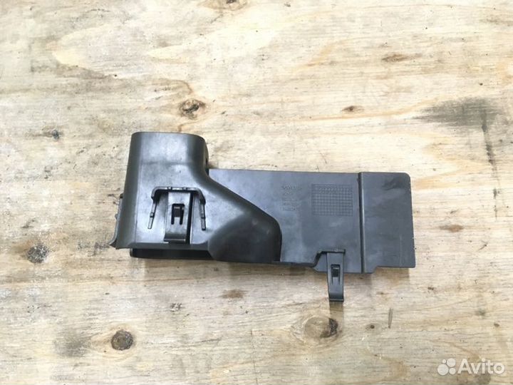 Воздуховод патрубок радиатора левый Volvo S60 2