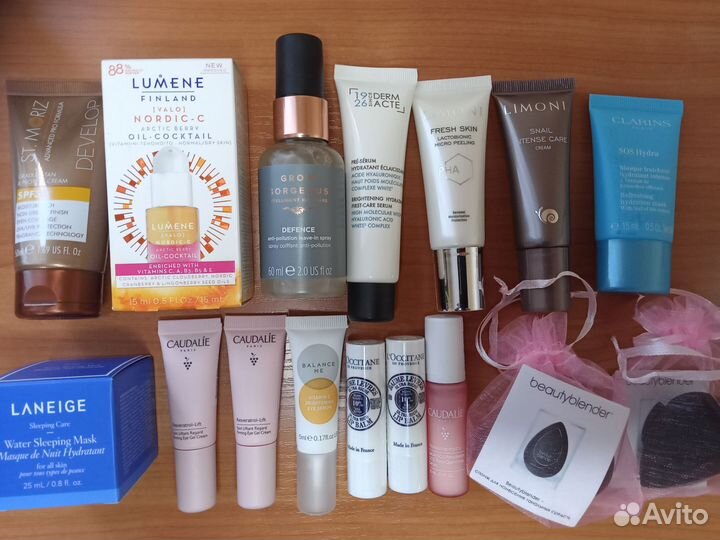 Много миниатюр косметики