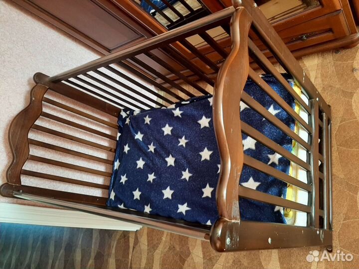 Детская кроватка с маятником