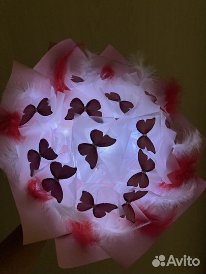 Букет из бабочек с пёрышками