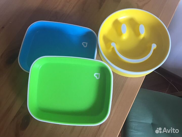 Комплект тарелок и слюнявчик
