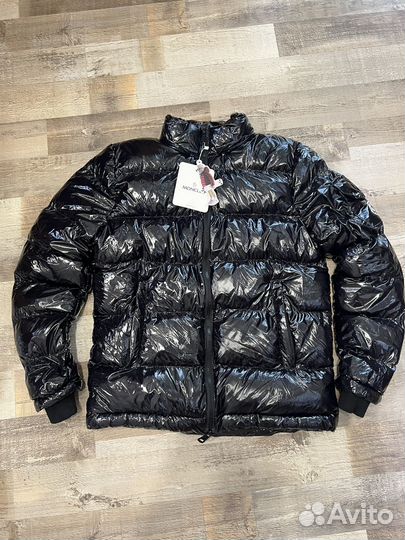 Глянцевый пуховик moncler