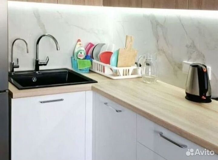 Белый кухонный гарнитур с Деревом