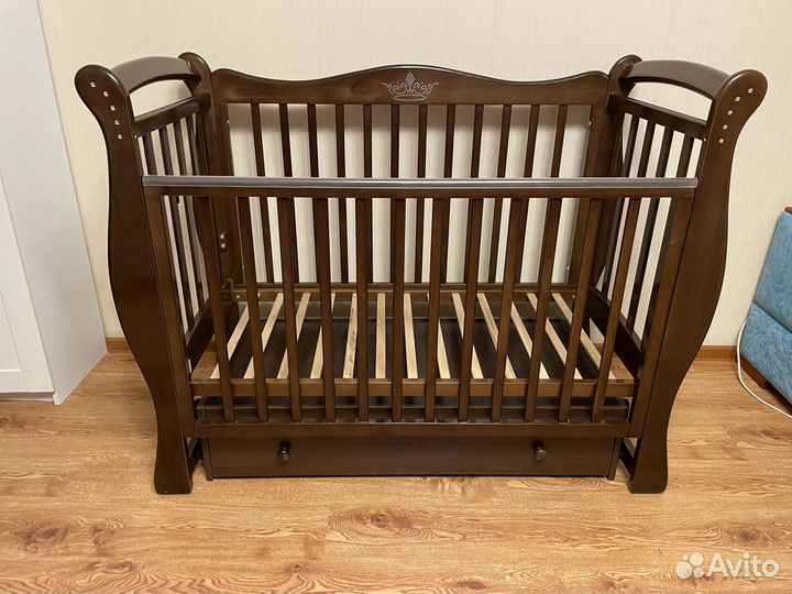 Детская кроватка с маятником