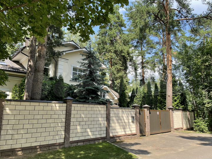 Дом 400 м² на участке 11 сот.