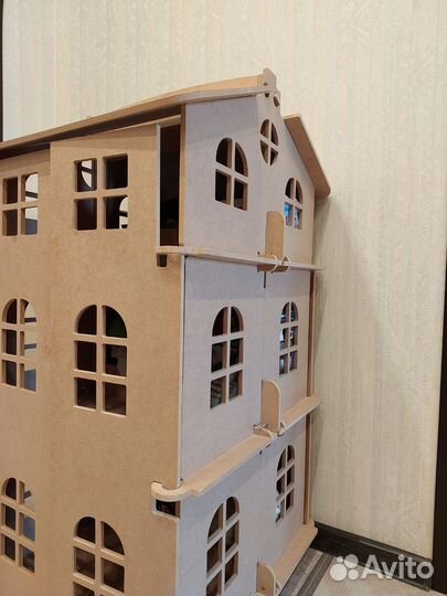 Большой деревянный кукольный домик