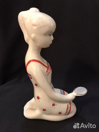 Девушка с зеркалом.Сысерть.Фарфоровая статуэтка