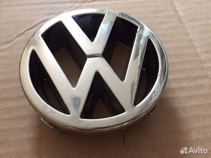 Эмблема передняя Volkswagen 321853601B