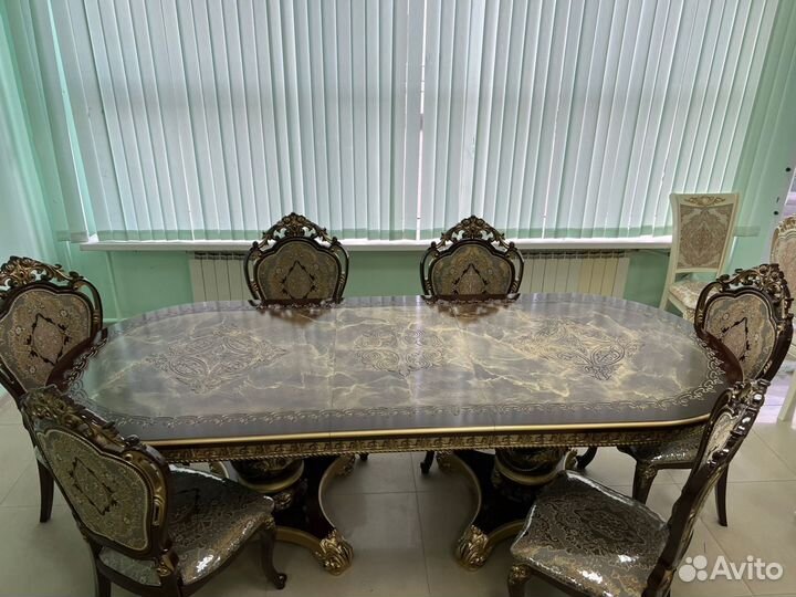 Стол и стулья