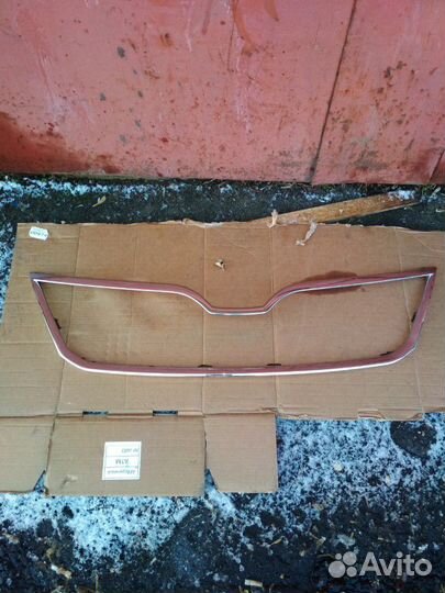 Шкода Рапид молдинг решетки радиатора