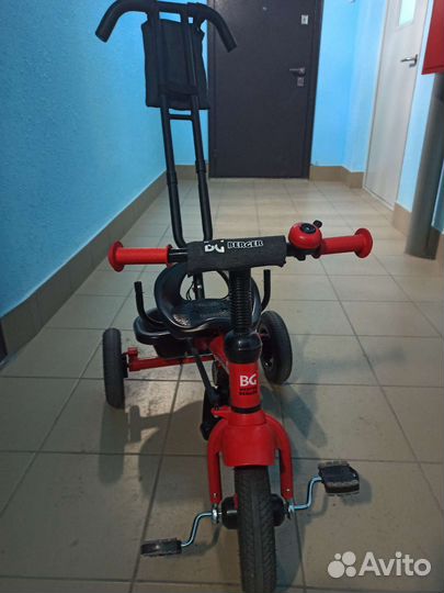 Трехколесный велосипед с ручкой