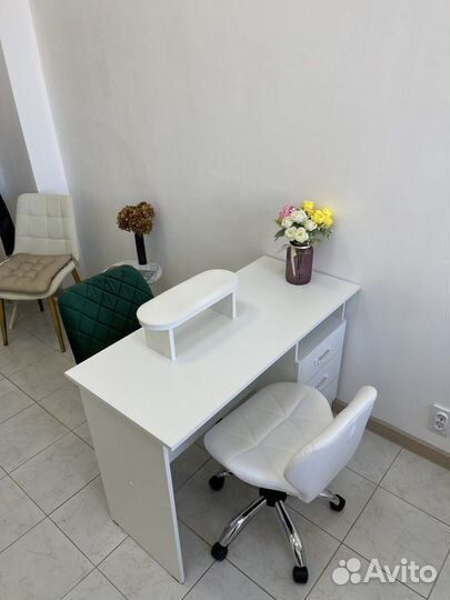 Маникюрный стол