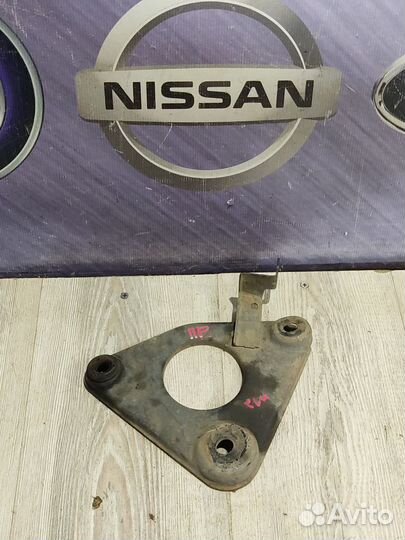 Кронштейн крепление подрамника Nissan primera P12