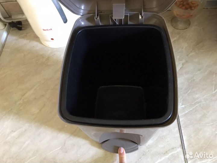 Мусорное ведро с педалью