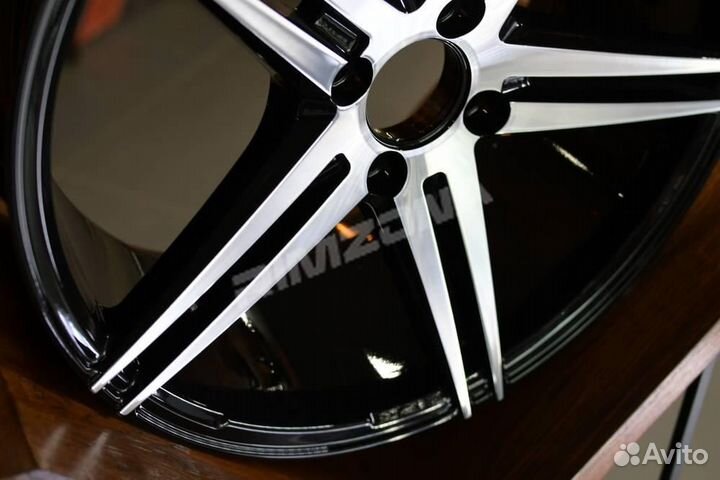 Литой диск в стиле vossen R17 5x114.3. Доставка по