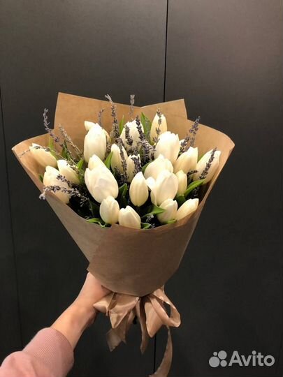 Букет из 25 белых тюльпанов с лавандой