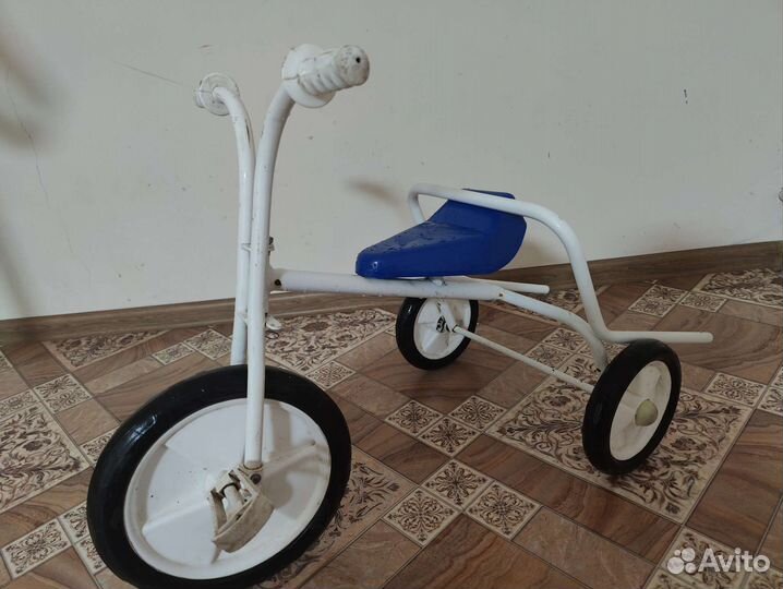 Трехколесный велосипед и игрушка